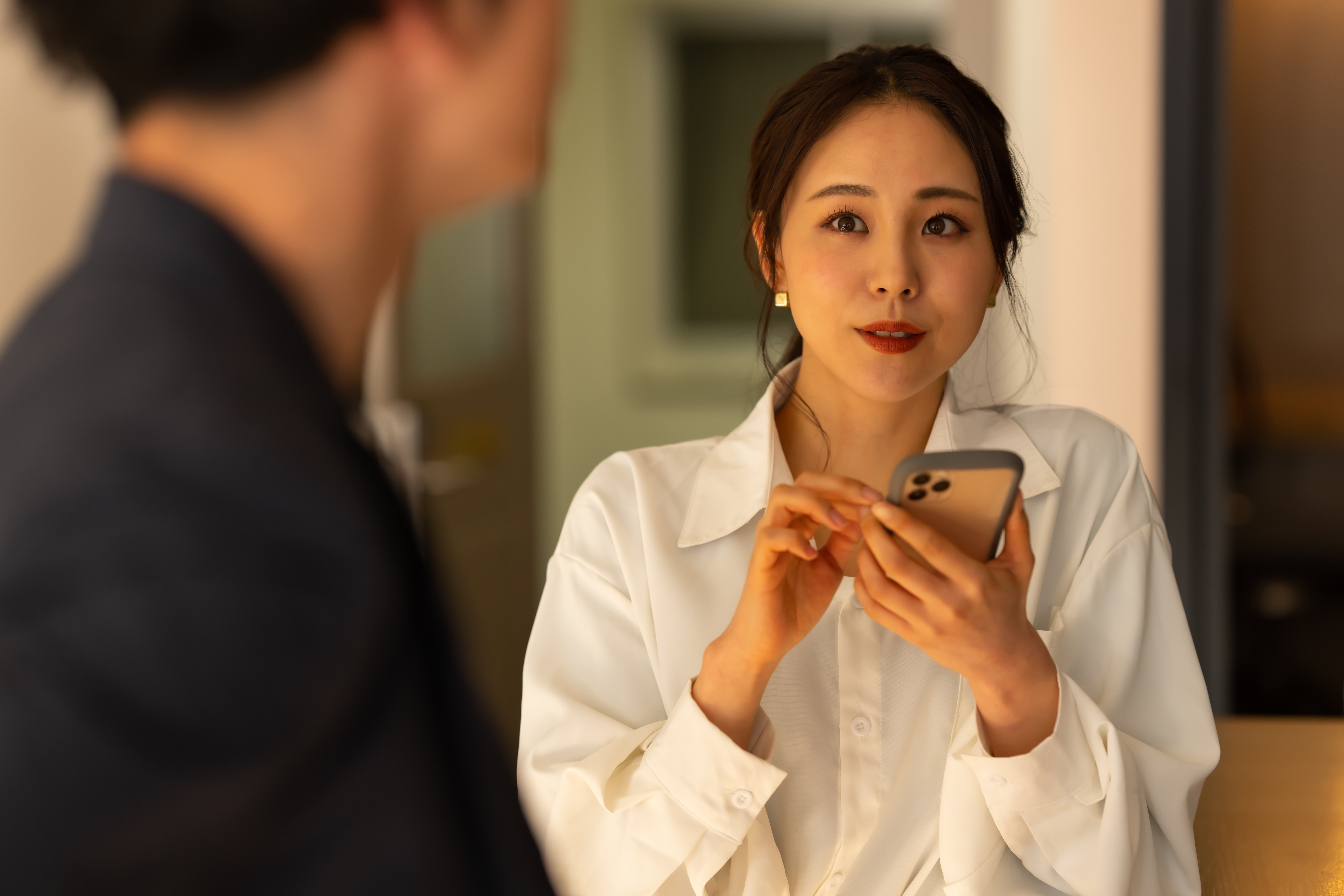 スマホを見るカップル